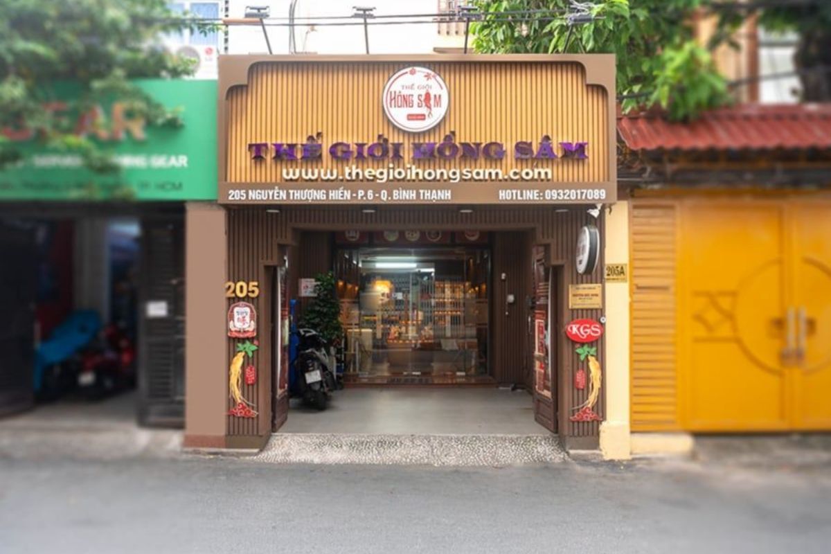 Mặt tiền cửa hàng Thế Giới Hồng Sâm số 205 Nguyễn Thượng Hiền, Bình Thạnh với thiết kế gỗ nổi bật.