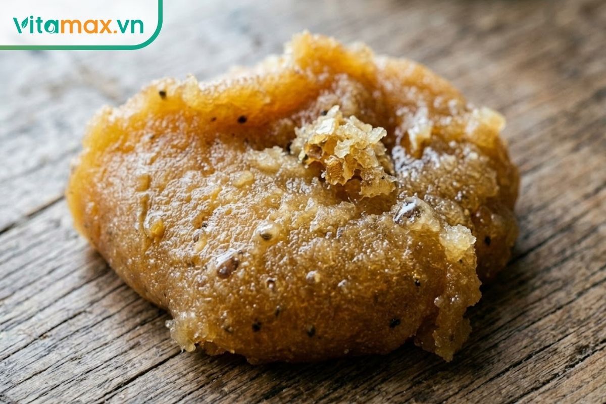 Hình ảnh thực tế cận cảnh bề mặt mật ong Manuka thô (raw) với độ kết tinh nhẹ, giữ nguyên lớp phấn hoa tự nhiên thể hiện độ nguyên bản.