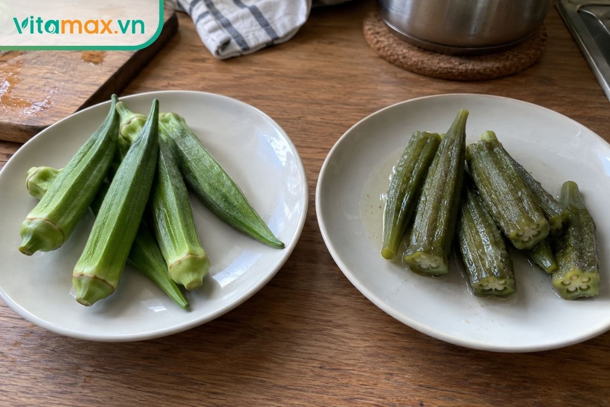 Hai đĩa đậu bắp gồm quả tươi và đậu bắp đã luộc, minh họa sự khác nhau của thực phẩm trước và sau khi chế biến.