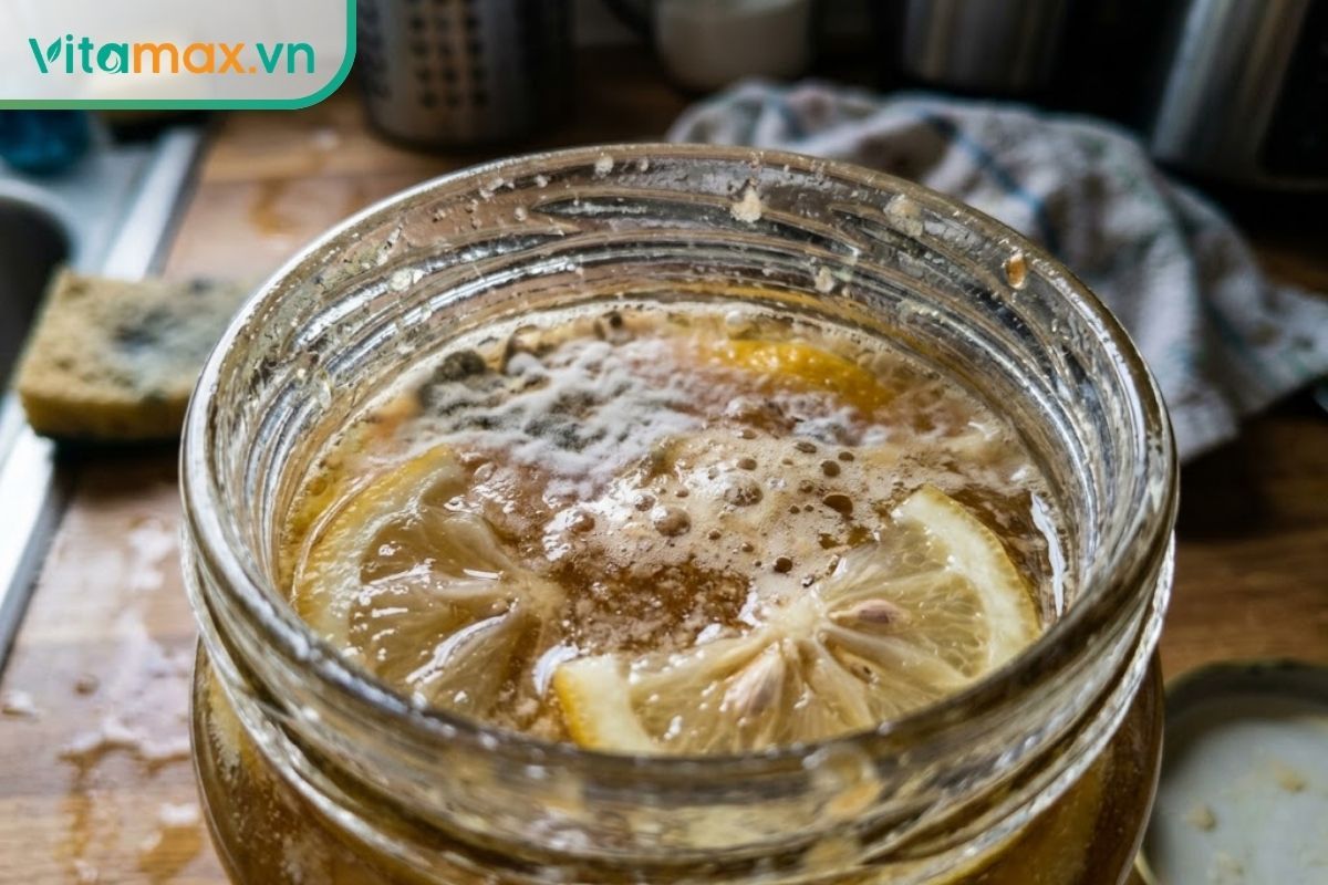 Dấu hiệu chanh đào ngâm mật ong bị hỏng như nổi váng trắng hoặc mốc trên bề mặt.