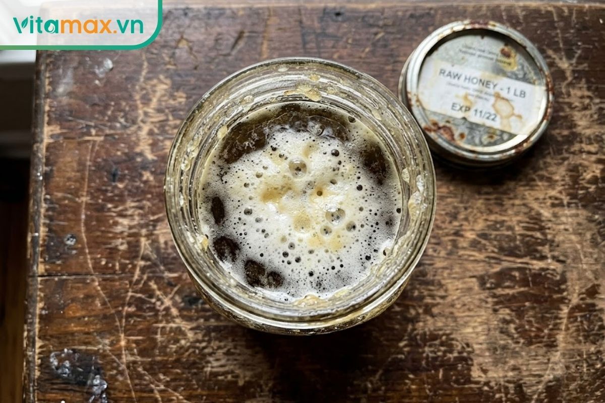 Dấu hiệu mật ong bị đắng do hỏng với bề mặt nổi nhiều bọt khí trắng và kết cấu bị loãng.