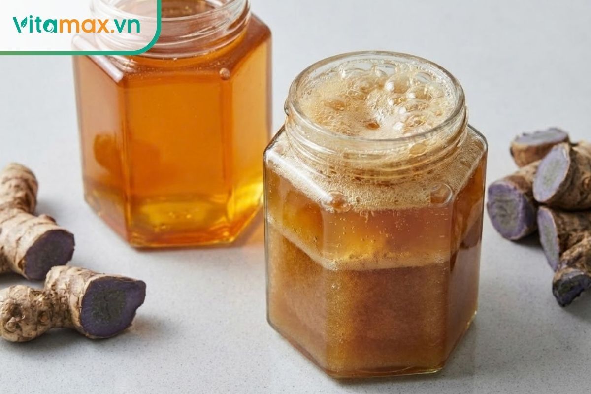 So sánh hình ảnh mật ong bị tách lớp, sủi bọt khí lớn giống bia và có dấu hiệu loãng do lên men nấm.