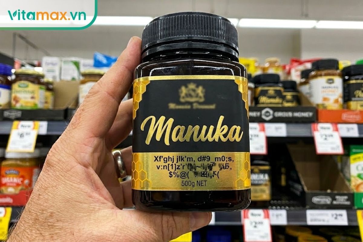 Lọ mật ong có nhãn mác mập mờ, in chữ Manuka kích thước lớn nhưng thiếu thông tin nhà sản xuất và chỉ số.