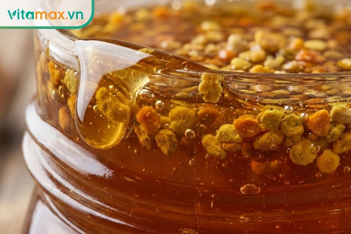 Cận cảnh bề mặt mật ong ngâm phấn hoa, so sánh giữa kết cấu sánh mịn và hiện tượng sủi bọt khí do lên men.