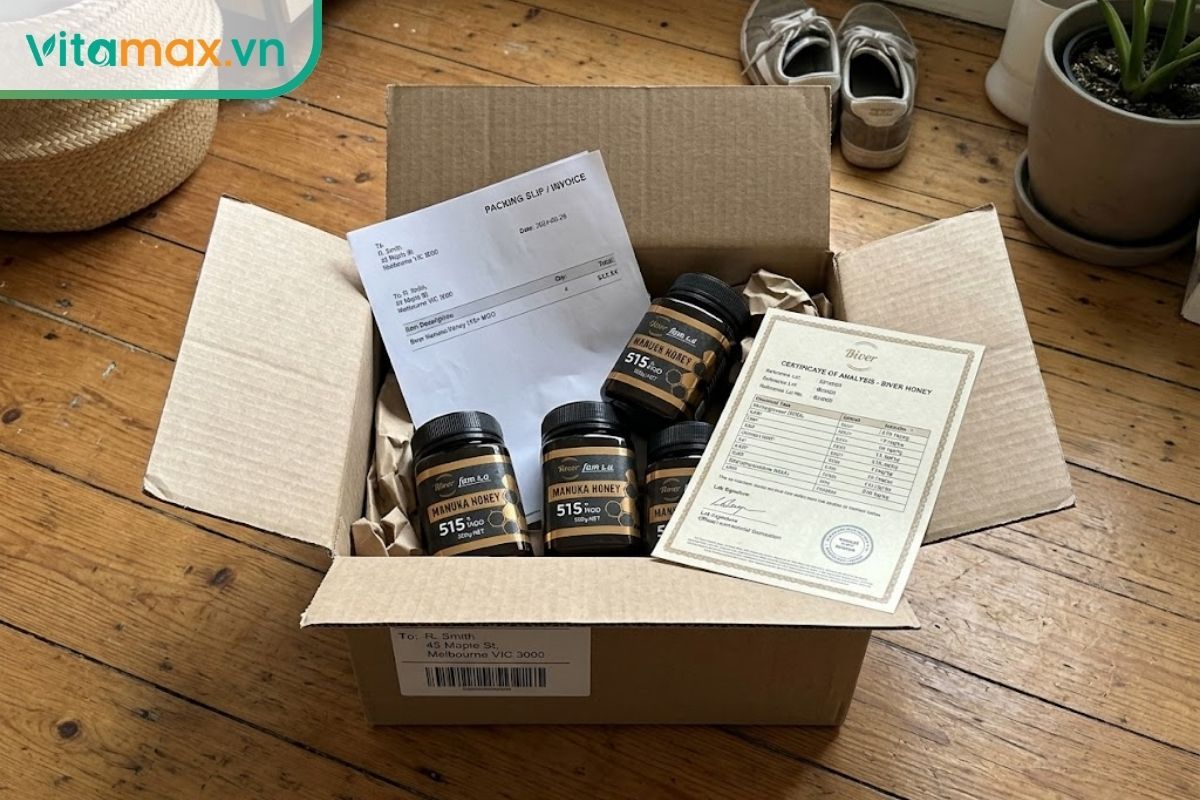 Hộp carton đựng mật ong Manuka Úc chính hãng vừa được mở, đi kèm giấy tờ chứng nhận (CoA) và hóa đơn mua hàng rõ ràng