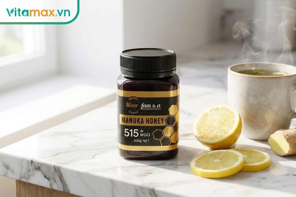 Bộ sản phẩm mật ong cao cấp với bao bì nhãn mác rõ ràng, tem niêm phong, đặt trong bối cảnh không gian sống lành mạnh (healthy lifestyle).