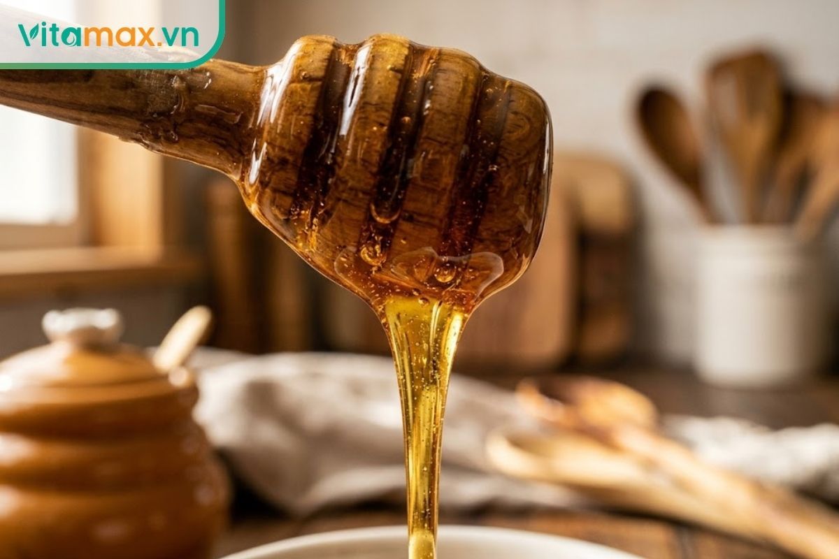 Cận cảnh độ sánh đặc của mật ong nguyên chất, đặc tính giúp tạo lớp màng mỏng bảo vệ vết nhiệt miệng khỏi sự cọ xát.