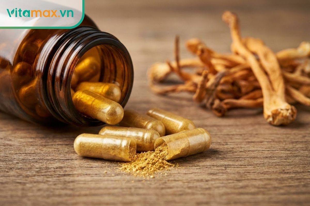 Cận cảnh lọ thủy tinh và các viên nang đông trùng hạ thảo màu vàng rực rỡ bên cạnh nguyên liệu nấm dược liệu thô.