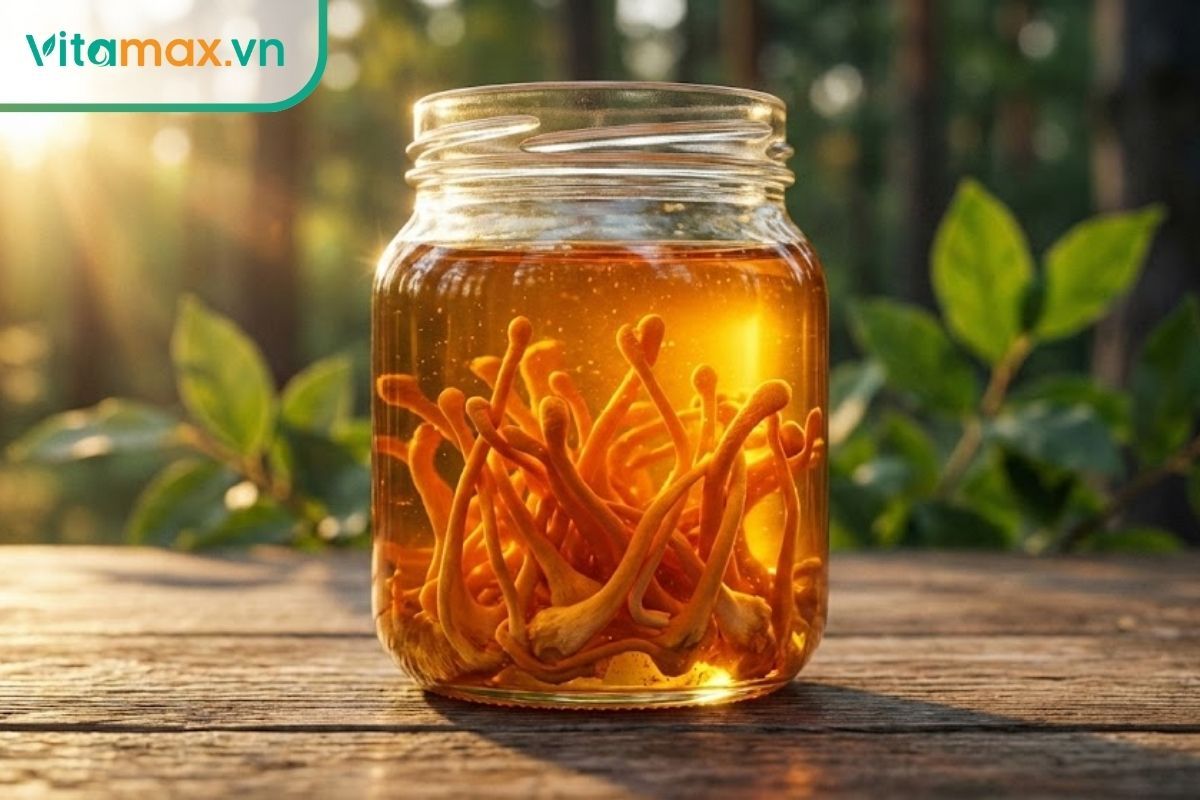 Hũ thủy tinh chứa đông trùng hạ thảo ngâm mật ong nguyên chất với màu vàng cam đẹp mắt.