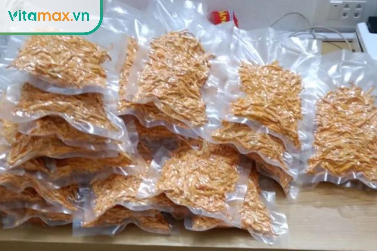 Túi đông trùng hạ thảo tươi đã được hút chân không hoàn toàn, chuẩn bị cấp đông để bảo quản lâu dài.