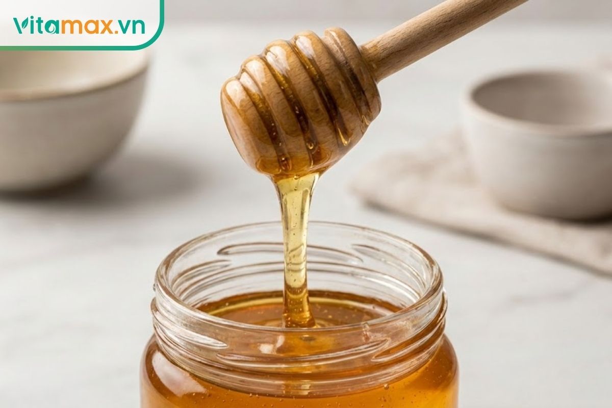 Sử dụng muỗng gỗ khô sạch để lấy mật ong rừng, tuyệt đối tránh dính nước để ngăn ngừa lên men.