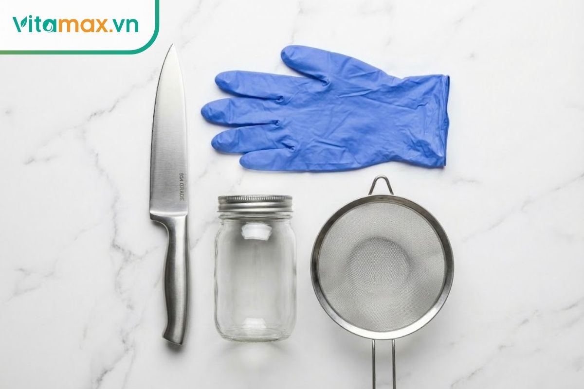 Bộ dụng cụ vắt mật ong gồm dao inox 304, găng tay thực phẩm và hũ thủy tinh sạch được sắp xếp gọn gàng trên bàn.