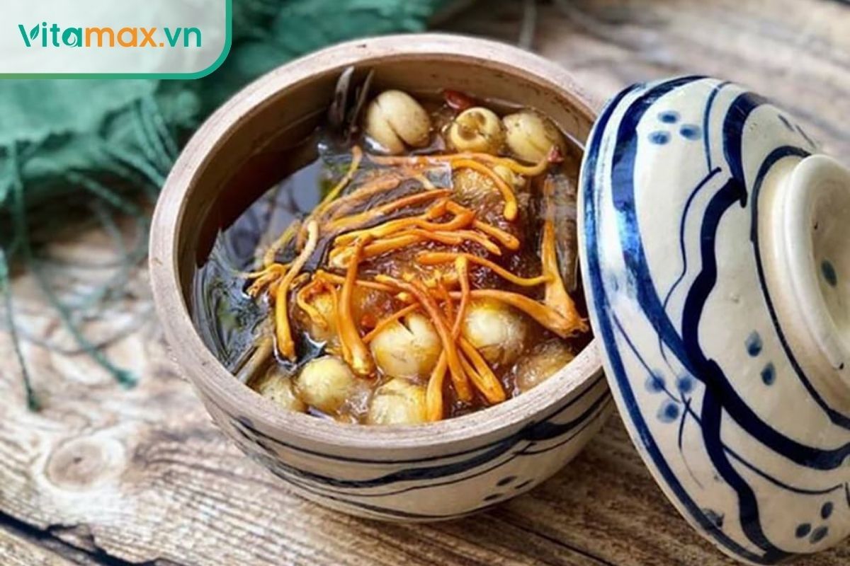 Tô canh gà hầm táo đỏ, kỷ tử và đông trùng hạ thảo tươi, nước canh trong và ngọt.