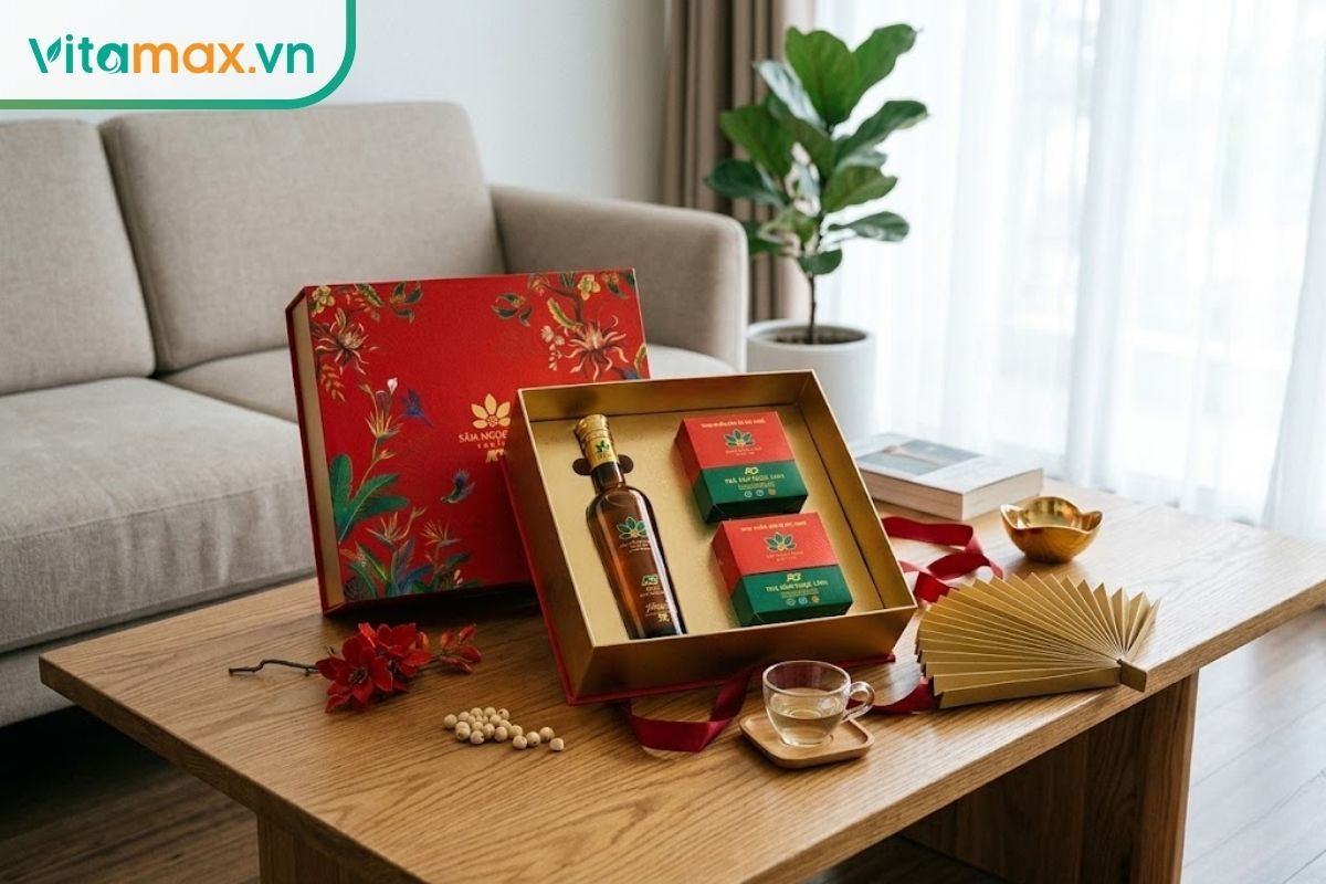 Hộp quà tặng rượu sâm Ngọc Linh cao cấp được mở nắp, đặt thực tế trên bàn trà gỗ tại phòng khách, sẵn sàng để mang đi biếu tặng.