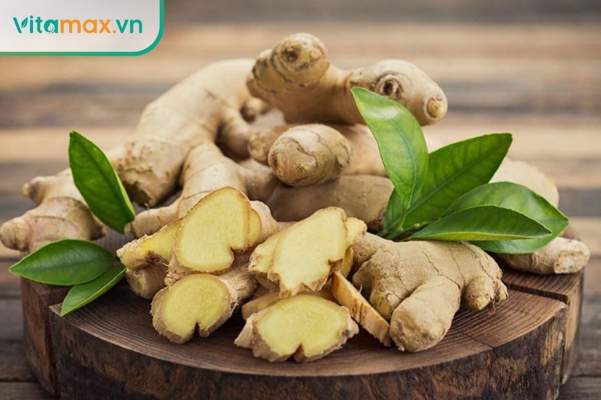 Gừng chứa gingerol giảm buồn nôn, khó tiêu, chống viêm và bảo vệ tế bào khỏi lão hóa.