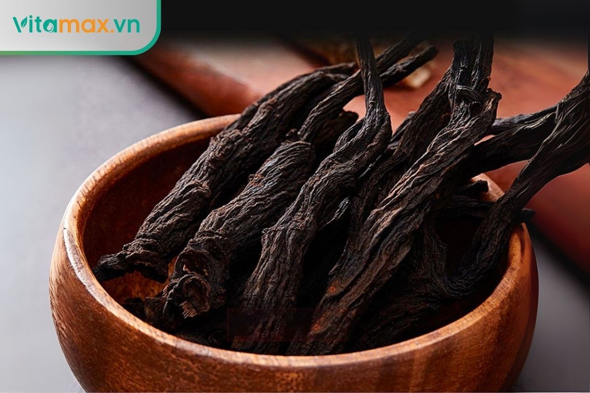 Hắc sâm Hàn Quốc cao cấp màu đen tuyền, được tạo ra qua 9 lần hấp sấy, giàu các ginsenoside hiếm.