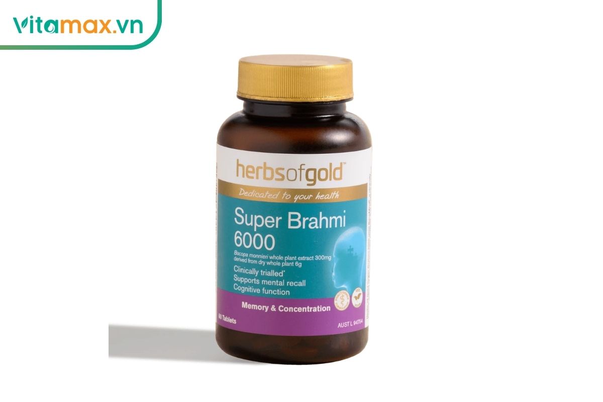 Lọ Herbs of Gold Super Brahmi 6000 thân nâu, nắp vàng và nhãn xanh tím, được chụp đứng trên nền trắng với bóng đổ nhẹ.