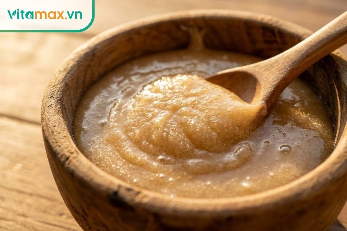 Cấu trúc đặc quánh và hiện tượng kết tinh tự nhiên của mật ong Manuka thật.