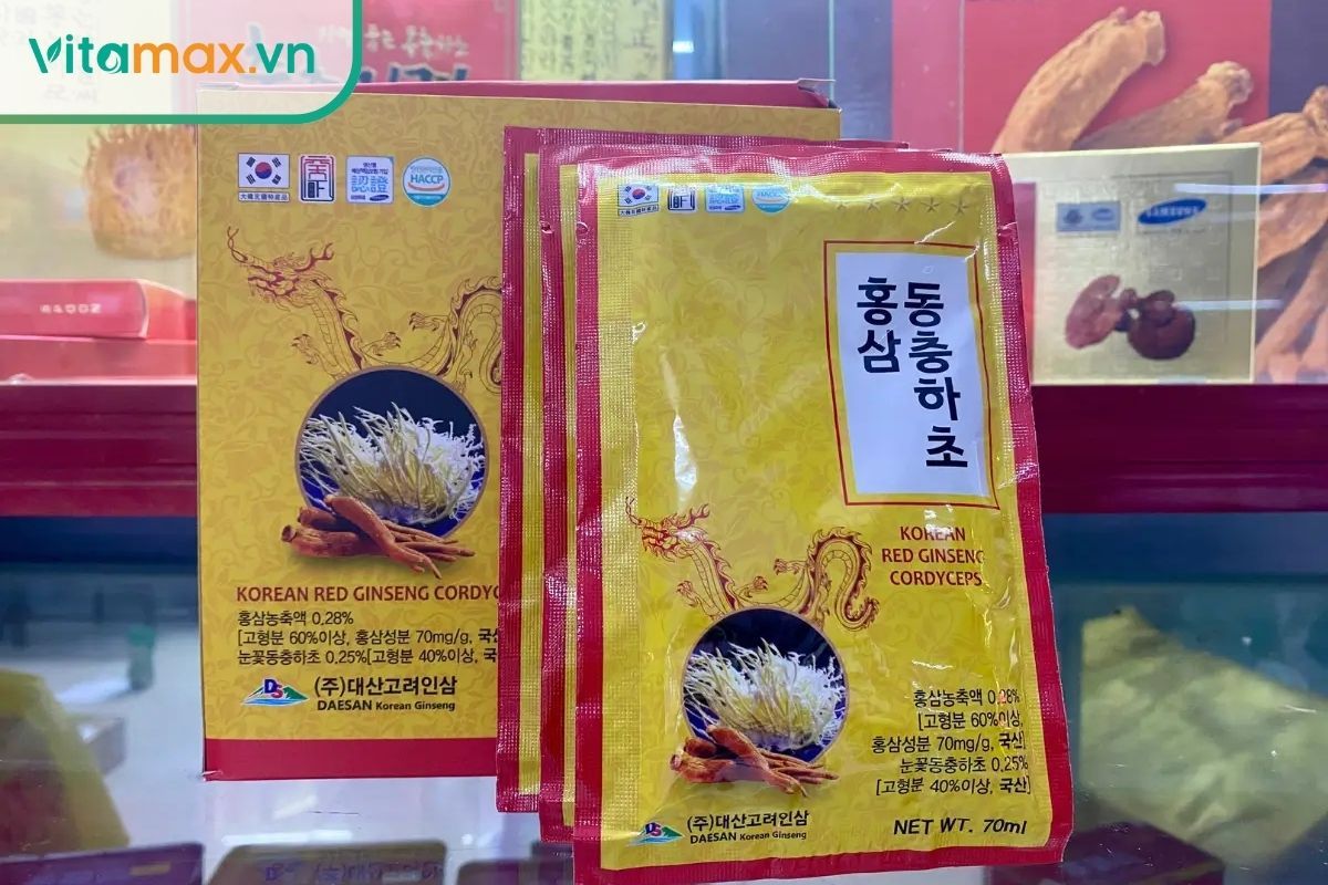 Hộp và các gói đông trùng hạ thảo dạng nước Hàn Quốc được trưng bày thực tế tại cửa hàng Vitamax.