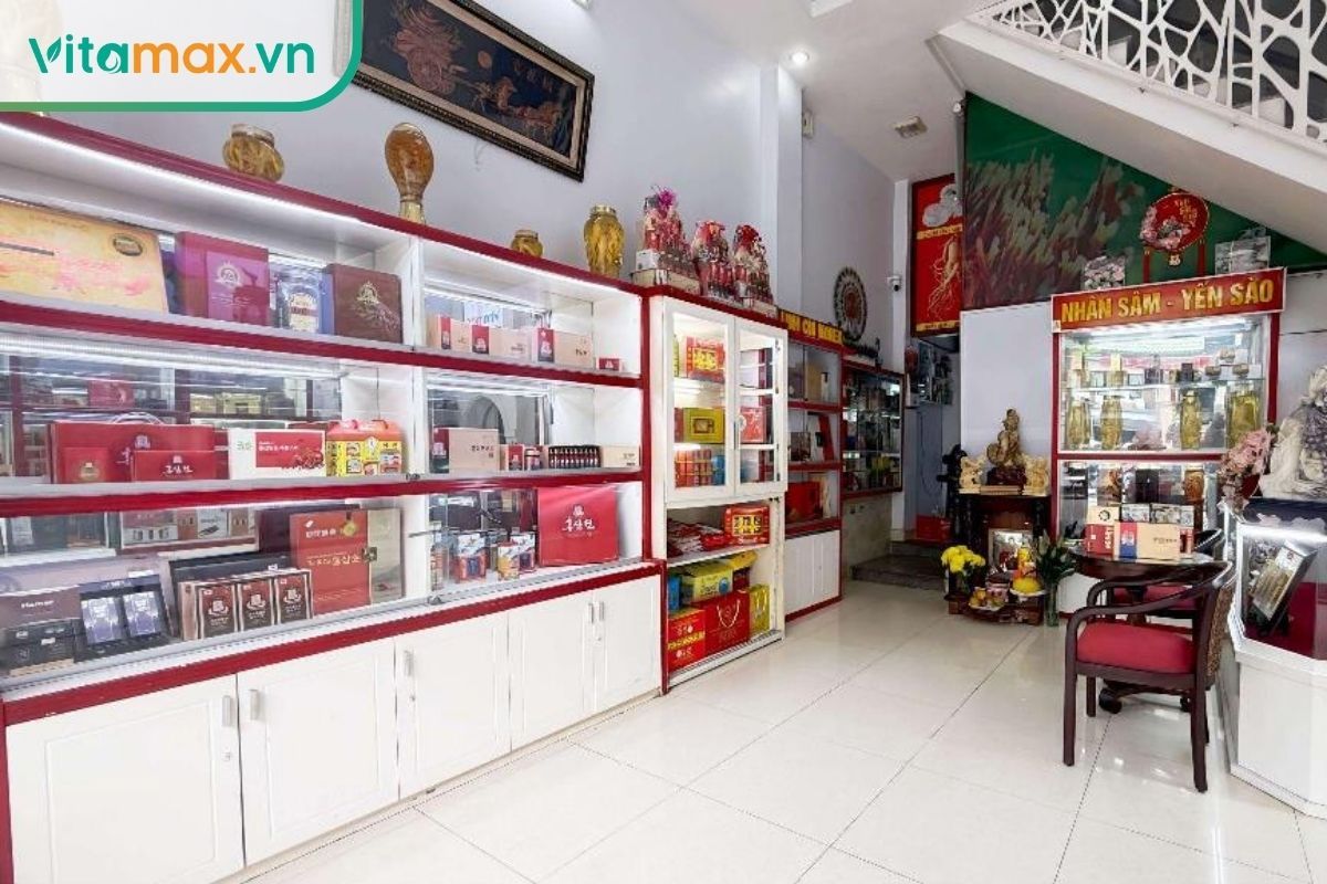 “kệ trưng bày các sản phẩm nhân sâm khô Hàn Quốc tại cửa hàng Vitamax