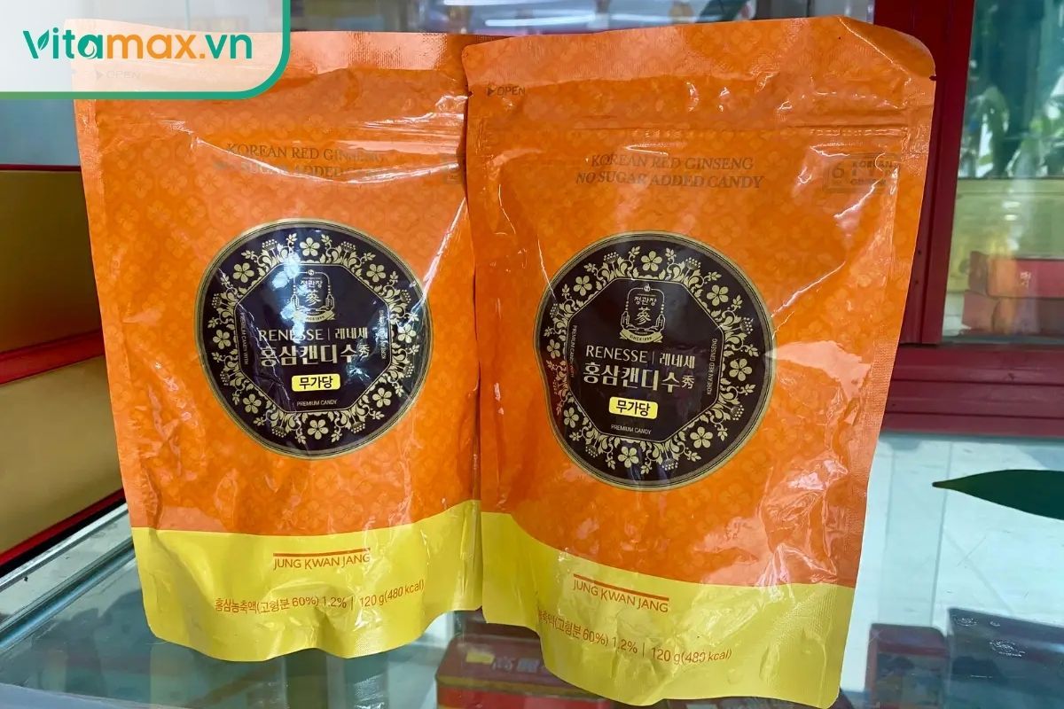 Những viên kẹo hồng sâm Hàn Quốc màu vàng nâu trong veo được bóc vỏ sẵn.