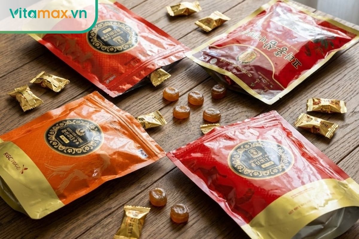 các loại kẹo hồng sâm hàn quốc cao cấp kcg daedong bày trí đẹp trên bàn gỗ
