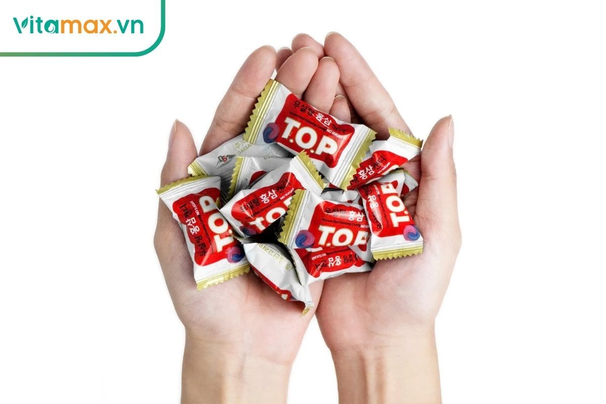 Gói kẹo hồng sâm không đường Daesan 500g bao bì màu bạc, kèm viên kẹo màu hổ phách bên cạnh