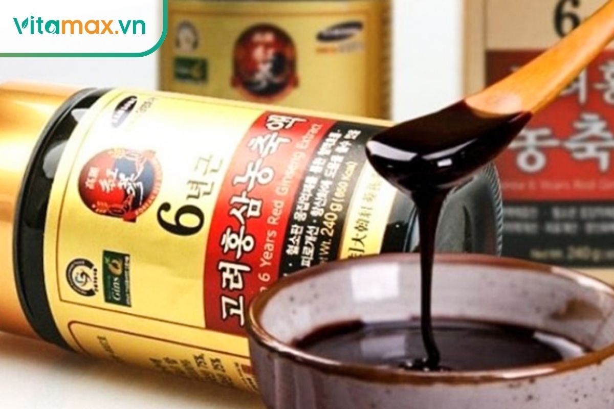 Kết cấu cao hồng sâm thật đặc sệt, màu cánh gián đậm đặc trưng.