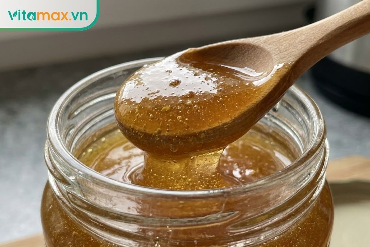 Cận cảnh kết cấu đặc sánh của mật ong thô và mật ong Manuka nguyên chất dùng để làm mặt nạ trị mụn tại nhà.