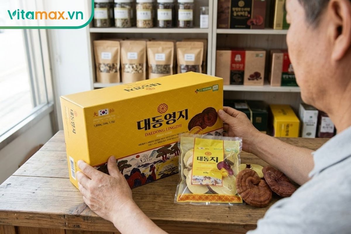 Người mua kiểm tra nhãn và tình trạng bao bì nấm linh chi trên quầy hàng, đối chiếu thông tin nguồn gốc đi kèm.