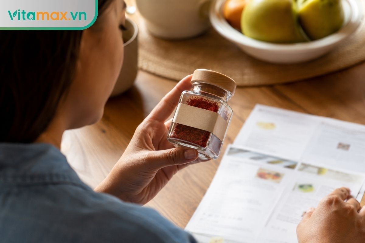 Người mua kiểm tra bao bì và giấy tờ saffron trước khi chọn sản phẩm đạt chuẩn ISO 3632, rõ nguồn gốc.