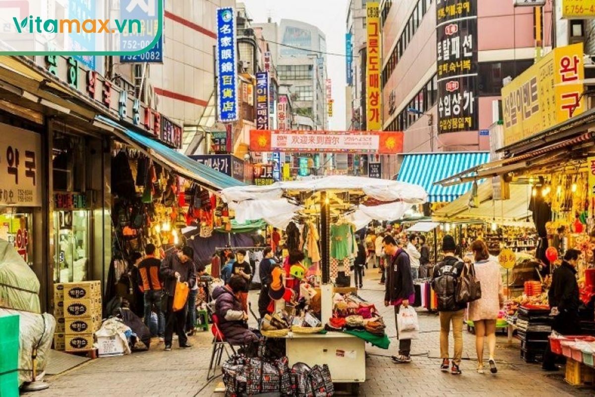 Du khách chọn mua nhân sâm tại Hàn Quốc