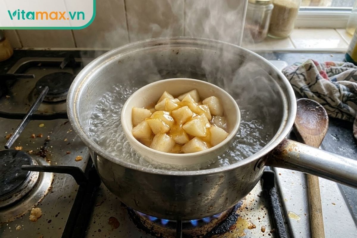 Những miếng lê đã được hấp chín mềm, ngấm đều mật ong, đặt trong một chiếc bát sứ nhỏ nằm trong nồi nước hấp cách thủy bốc khói.