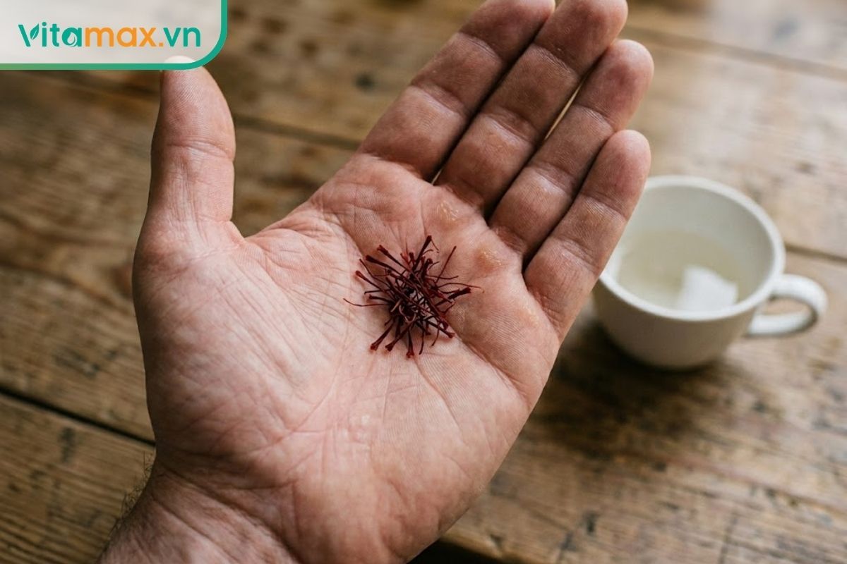 Lượng saffron an toàn cho một ngày sử dụng tương đương khoảng 10 đến 15 sợi nhụy hoa đặt trên lòng bàn tay người thật.