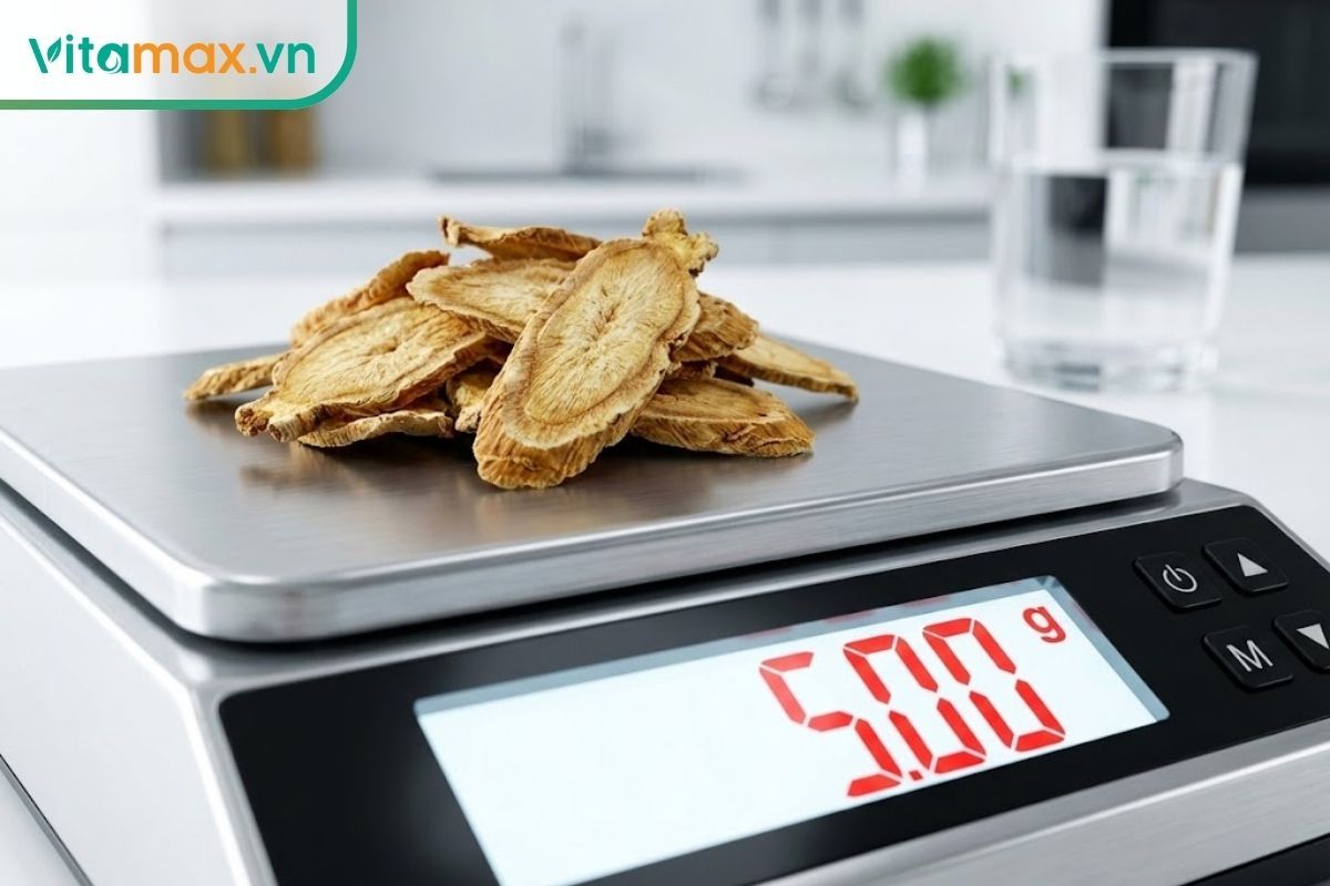 Cân tiểu ly đang cân chính xác lượng nhân sâm khô để đảm bảo đúng liều lượng an toàn khuyến nghị.