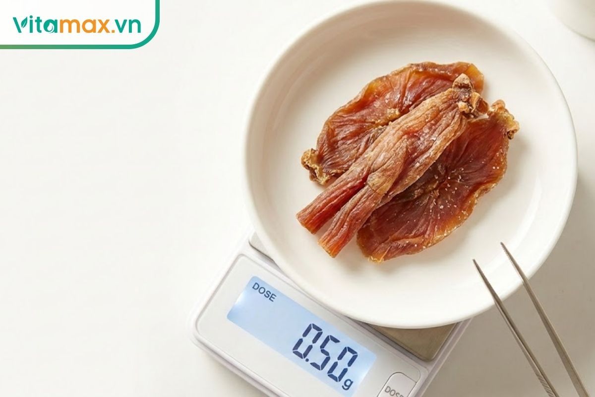 Cận cảnh các lát hồng sâm được chuẩn bị với số lượng nhỏ khoảng 1-2g, minh họa nguyên tắc dùng liều thấp cho người bệnh gout.