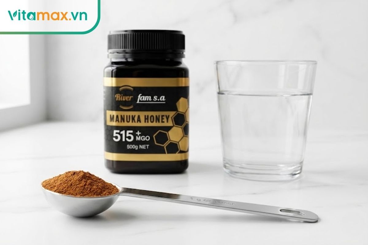 Hũ mật ong Manuka River fam s.a đặt cạnh thìa đong chứa 1g bột quế, minh họa tỷ lệ pha chế an toàn và hiệu quả.