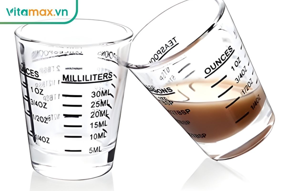 liều lượng rượu sâm từ 5–20 ml được đo trong ly nhỏ