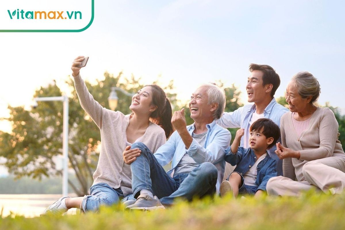 Người lớn tuổi cảm thấy khỏe khoắn sau khi dùng món gà hầm sâm có tác dụng tăng sức đề kháng.