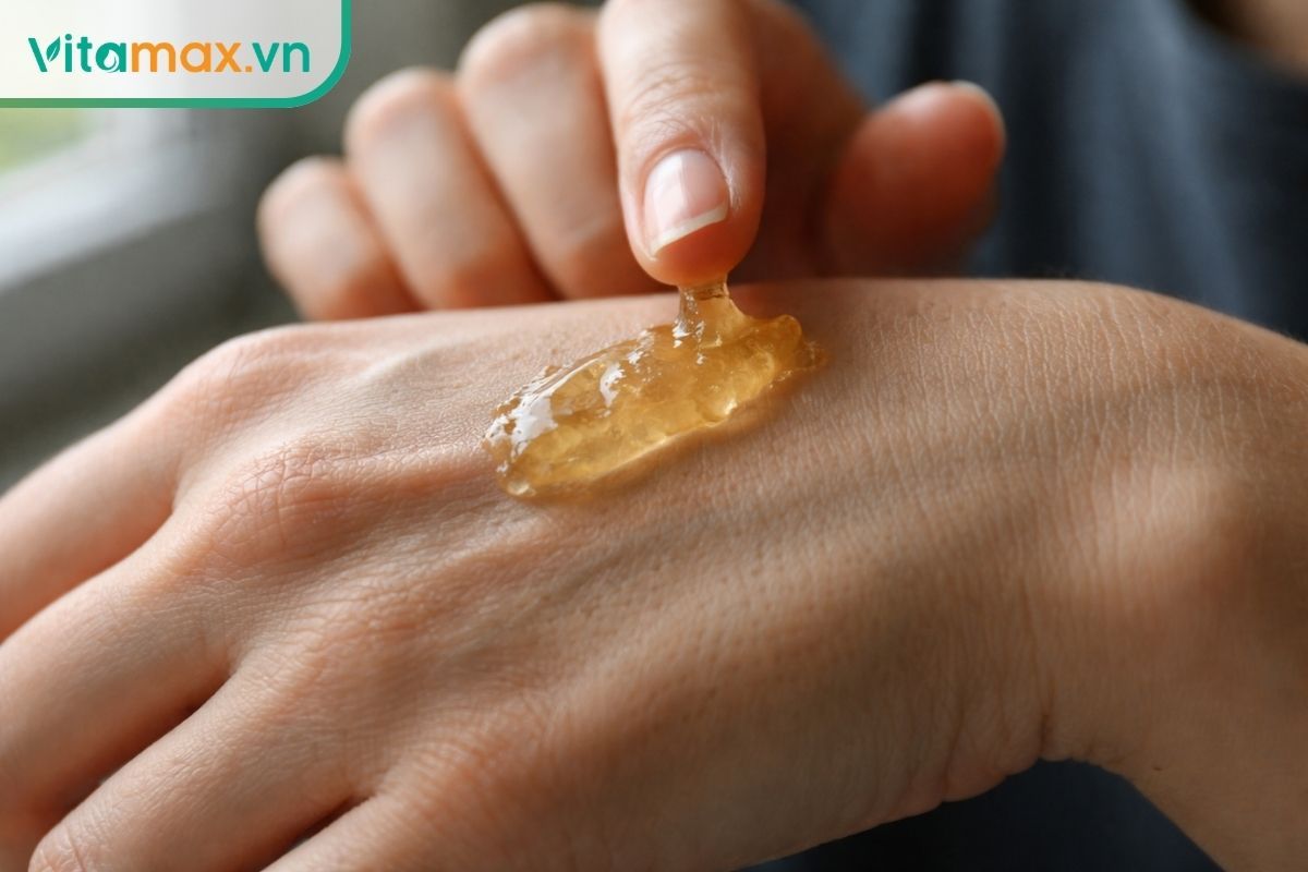 Bôi thử một lớp mỏng hỗn hợp nha đam ngâm rượu mật ong lên mu bàn tay để kiểm tra tình trạng kích ứng.