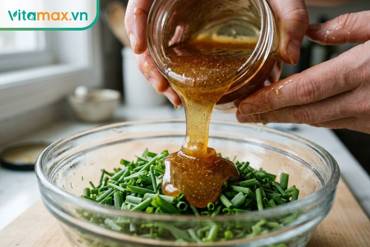 Cận cảnh quá trình chuẩn bị lá hẹ tươi thái nhỏ và rót mật ong nguyên chất để làm bài thuốc dịu họng.