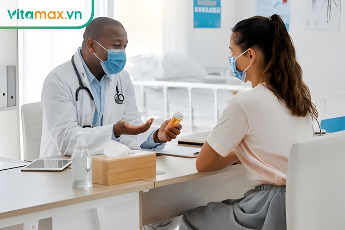 bác sĩ tư vấn người bệnh về việc sử dụng rượu sâm Hàn Quốc an toàn và đúng liều lượng