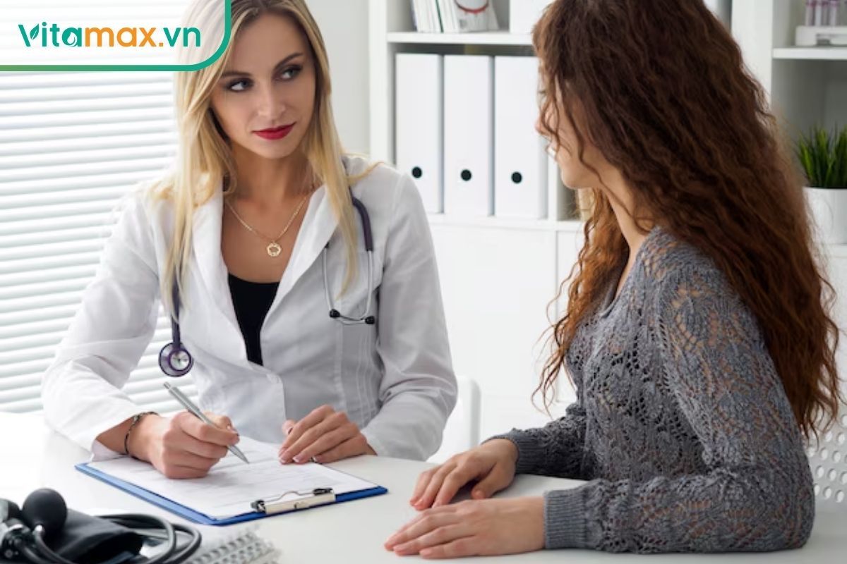 bác sĩ tư vấn cho phụ nữ về rủi ro và chống chỉ định khi dùng rượu sâm