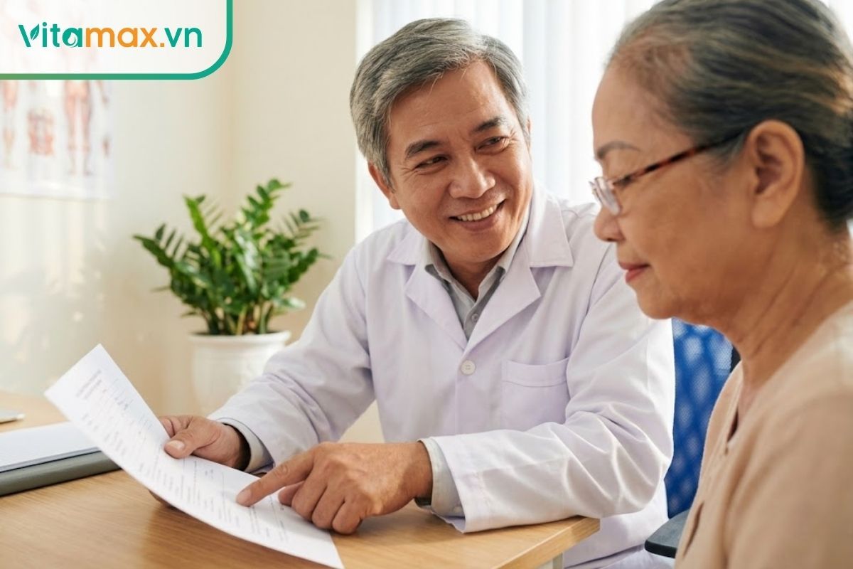 bác sĩ việt nam đang tư vấn cách dùng sâm khô cho người lớn tuổi tại phòng khám