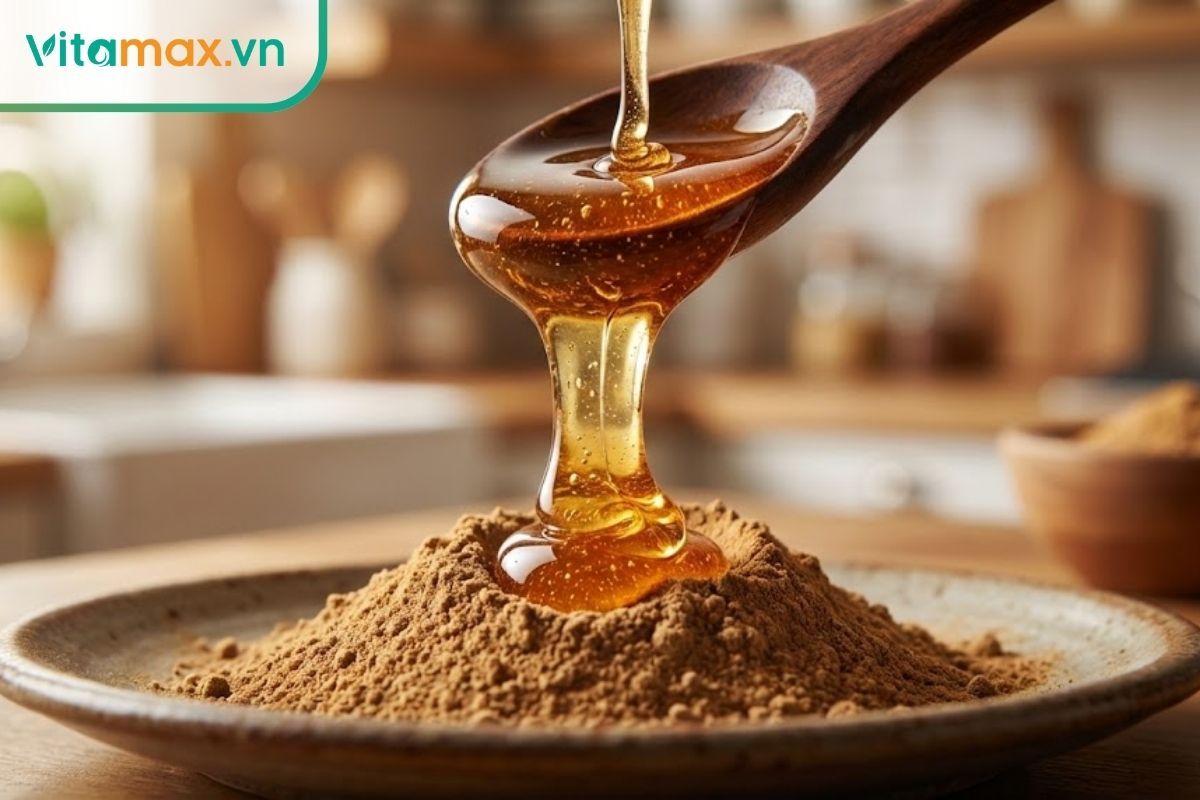 Cận cảnh dòng mật ong vàng óng đang chảy xuống lớp bột sâm nâu mịn.