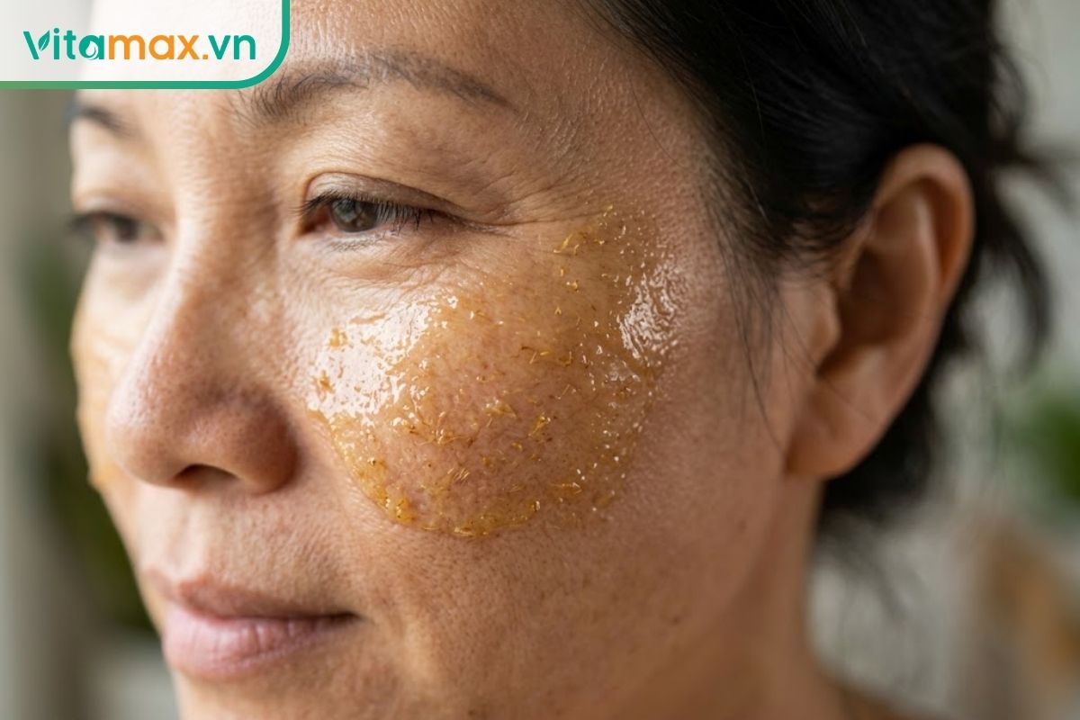 Cận cảnh làn da thật vùng đuôi mắt phụ nữ trung niên có nếp nhăn li ti, đang được phủ một lớp mặt nạ nhân sâm mật ong mỏng, ánh sáng tự nhiên làm nổi bật độ ẩm trên da.