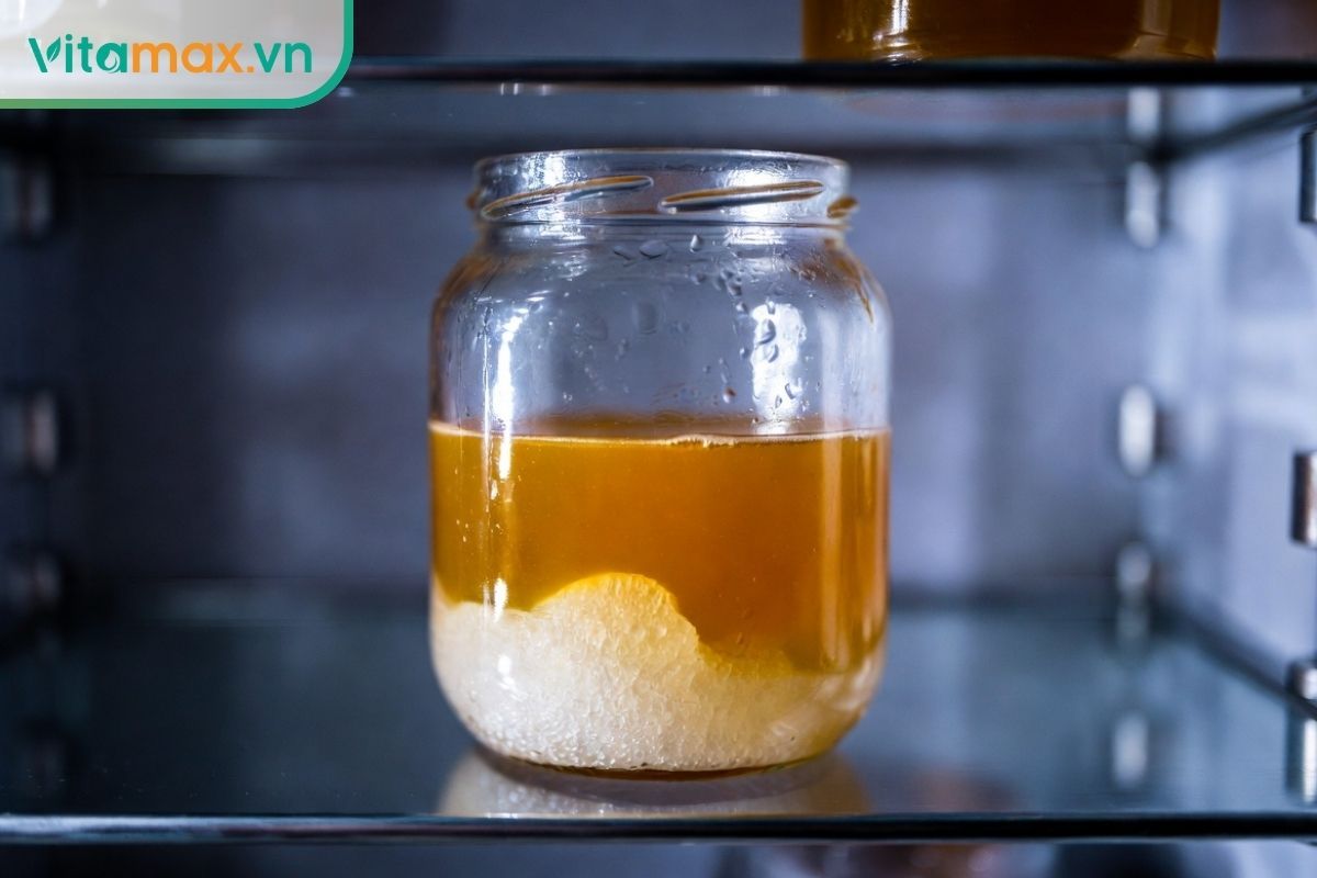 Hũ mật ong thủy tinh đặt trong ngăn mát tủ lạnh bị kết tinh và đông đặc do nhiệt độ thấp.