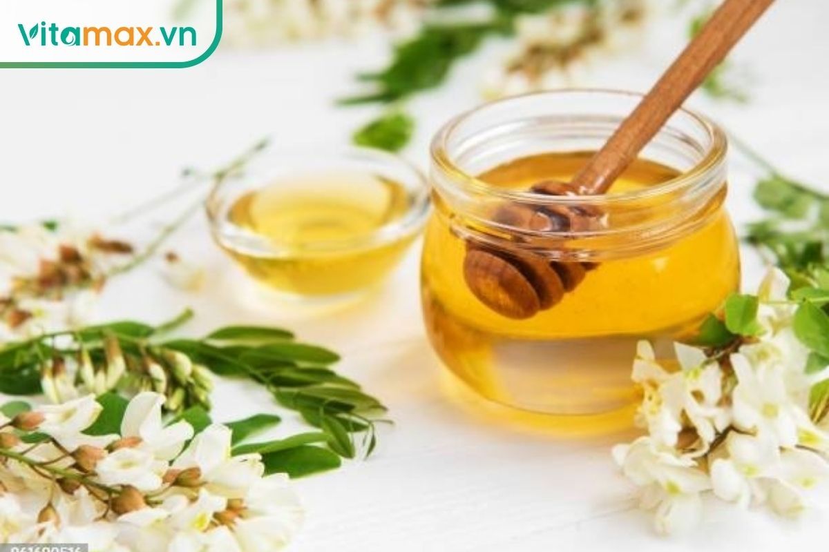 Chai mật ong hoa Keo (Acacia) trong suốt, màu vàng nhạt tinh khiết dưới ánh nắng nhẹ.