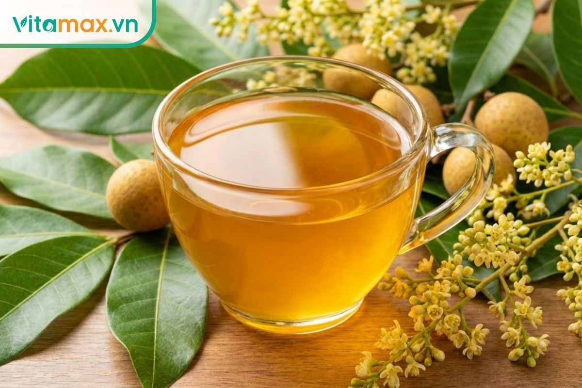 Ly mật ong hoa nhãn vàng ươm, sánh mịn bên cạnh chùm hoa nhãn và quả nhãn tươi.