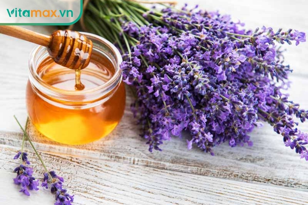 Hũ mật ong hoa oải hương đặt cạnh bó hoa lavender tím lãng mạn.